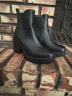 Black Platform Chelsea Boots - Women's Stylish Ankle Boots